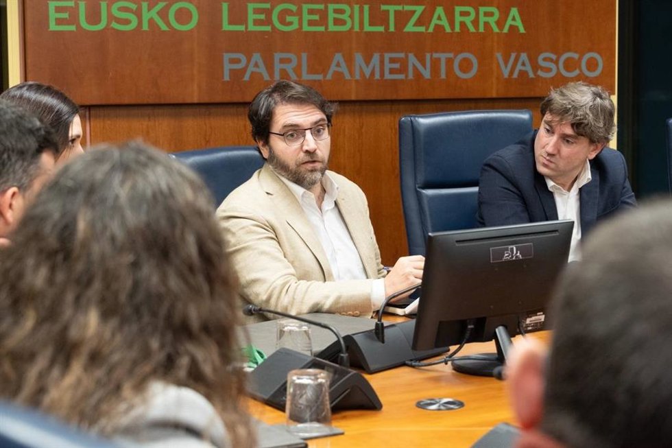 El presidente del grupo parlamentario PSC-Units, en un encuentro con el secretario general del PSE-EE, Eneko Andueza, en el Parlamento vasco