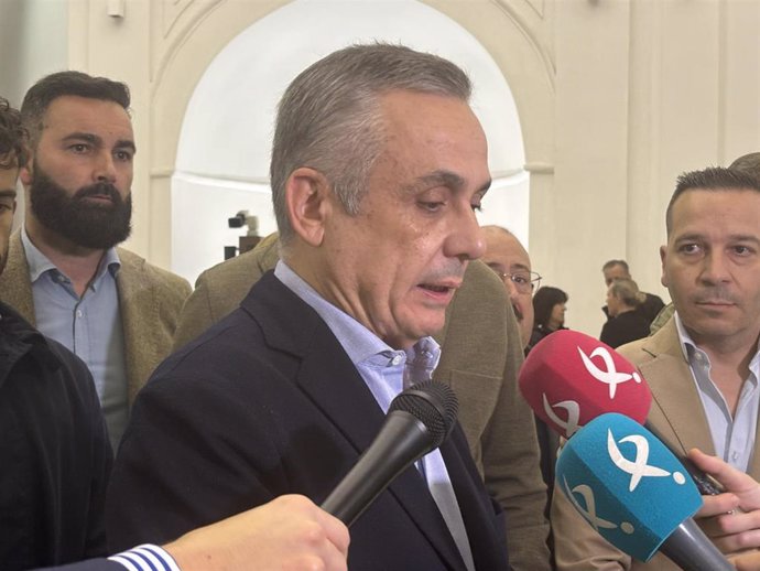 El presidente del Grupo Parlamentario Vox en la Asamblea, Ángel Pelayo Gordillo, atiende a los medios de comunicación