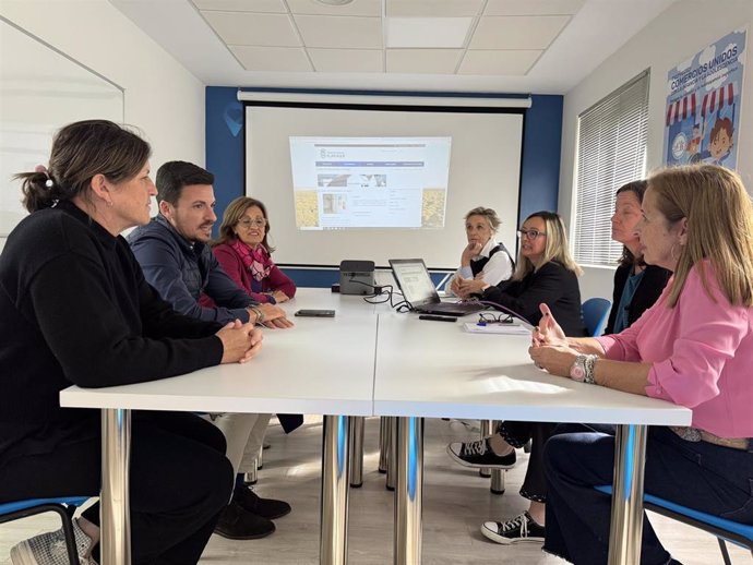 El alcalde de Aljaraque (Huelva), Adrián Cano, visita junto a parte de su equipo de Gobierno el Centro Municipal de Información a la Mujer.