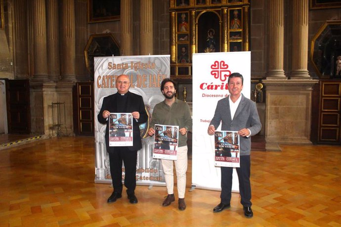 El pianista Chico Pérez (centro) junto al deán-presidente de las catedrales de Jaén y Baeza, Francisco Juan Martínez, y el director de Cáritas Diocesana de Jaén, Rafael Ramos