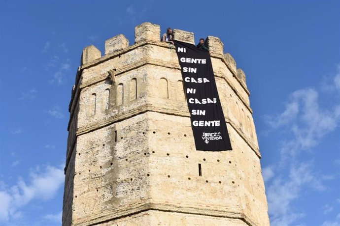 Pancarta desplegada el martes en la torre octogonal del Alcázar de Jerez para movilizar a la ciudadanía a la manifestación por la vivienda del sábado 23 de noviembre.