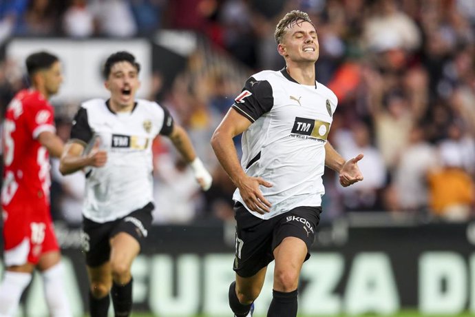 Archivo - El jugador del Valencia CF Dani Gomez celebrando un gol en Mestalla.