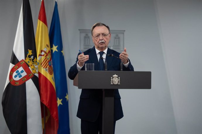 El presidente de Ceuta, Juan Jesús Vivas, durante una rueda de prensa posterior a una reunión con el presidente del Gobierno, en el Palacio de La Moncloa, a 22 de noviembre de 2024, en Madrid (España).