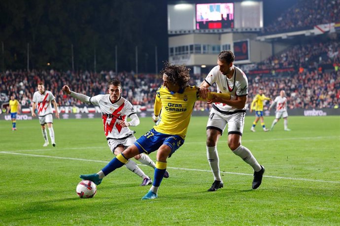 Fabio Silva of UD Las Palmas, Mika Marmol and Florian Lejeune of Rayo Vallecano in action during the Spanish League, LaLiga EA Sports, football match played between Rayo Vallecano and UD Las Palmas at Estadio de Vallecas on November 8, 2024, in Madrid, Sp