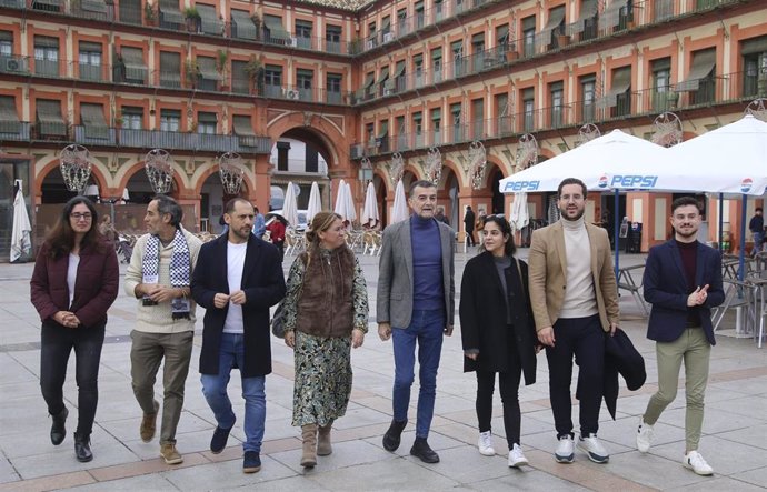 El coordinador general de IU, Antonio Maíllo, atiende a los medios para presentar 'Convocatoria por la Democracia'. En la Plaza de La Corredera de Córdoba.