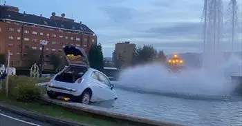 Oviedo.- Empotra su coche en la fuente de Plaza de Castilla tras impactar con otro vehículo