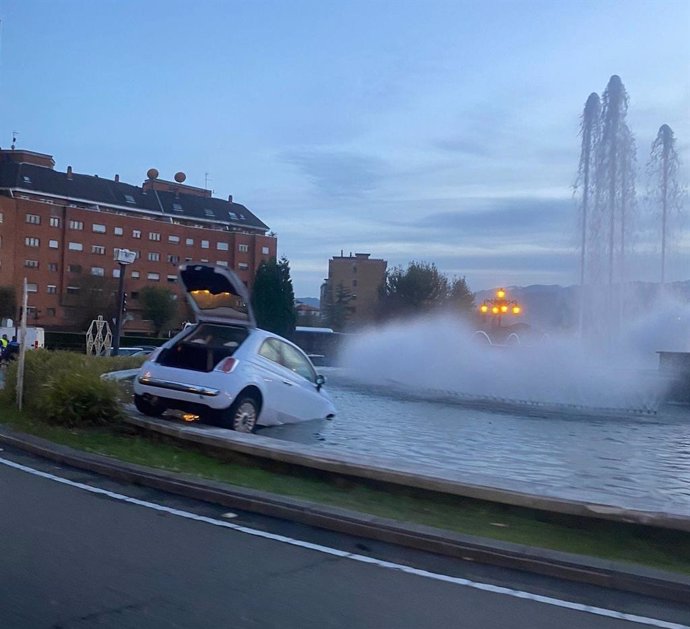 Empotra su coche en la fuente de Plaza de Castilla tras impactar con otro vehículo.