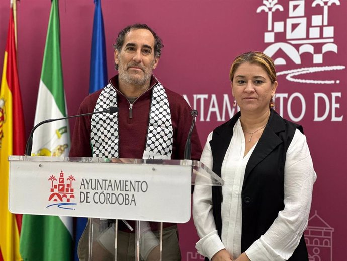 Los concejales del grupo Hacemos Córdoba en el Ayuntamiento de la capital Irene Ruiz y Juan Hidalgo.