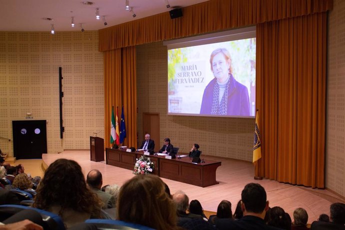 Homenaje a la profesora María Serrano Fernández.