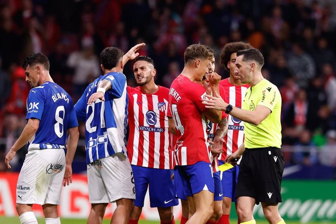 Archivo - El jugador rojiblanco Marcos Llorente protesta durante el partido de LaLiga EA Sports 2023-2024 entre el Atlético de Madrid y el Deportivo Alavés en el Metropolitano.