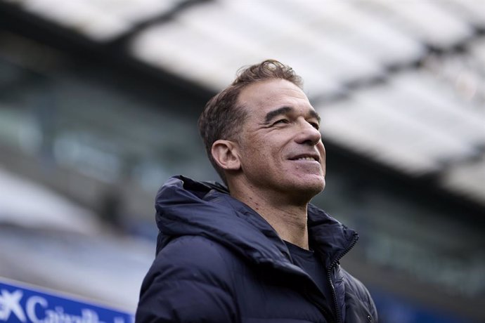 Archivo - Luis Garcia Plaza head coach of Deportivo Alaves looks on prior to the LaLiga EA Sports match between Deportivo Alaves and RC Celta de Vigo at Mendizorrotza on April  27, 2024, in Vitoria, Spain.