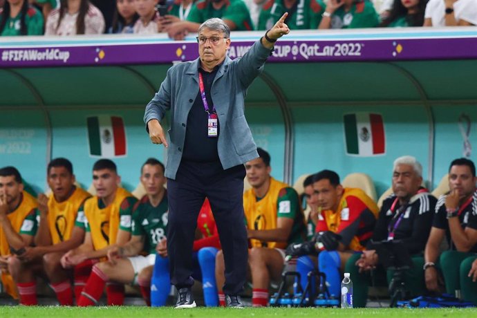 Archivo - FILED - 26 November 2022, Qatar, Lusail: Mexico coach Gerardo Martino gestures on the touchline during the FIFA World Cup Qatar 2022 Group C soccer match between Argentina and Mexico at the Lusail Stadium. Inter Miami names Messi collaborator Ge