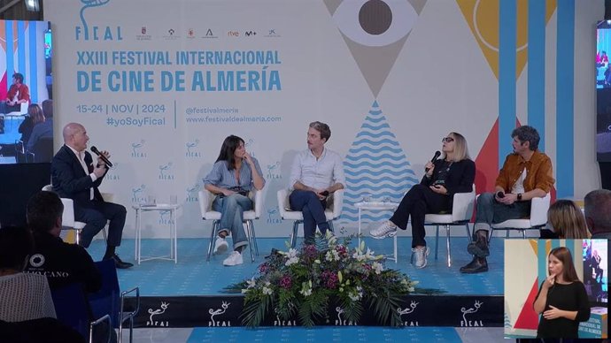 El periodista Moisés Rodríguez y los actores María Botto, Víctor Clavijo, Pilar Castro y Antonio Pagudo participan en una mesa redonda en Fical.