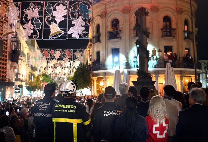 Voluntarios de Jerez que han ayudado en Valencia encienden el alumbrado de Navidad de la ciudad.