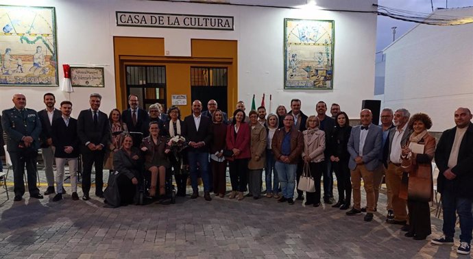 Develo de la placa conmemorativa de la Biblioteca que rinde homenaje a Rafaela Valenzuela.