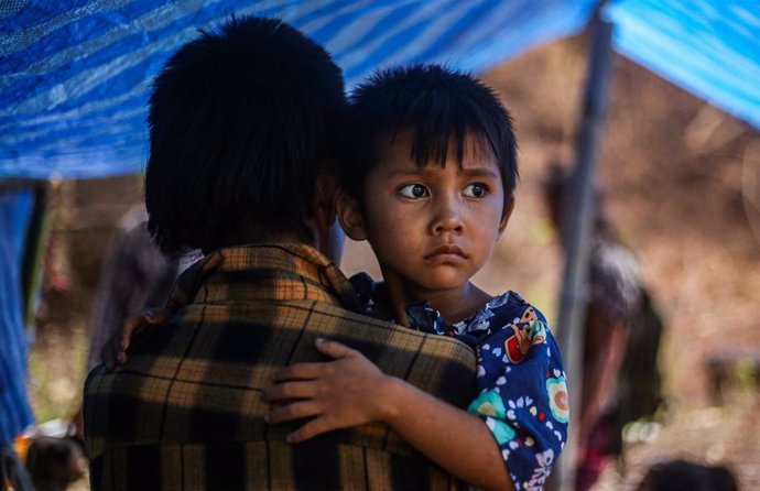 Archivo - May 11, 2024, Myawaddy, Karen State, Myanmar: The child who flee from Myawaddy war seen waiting to get the medical services. Myawaddy war refugees are living in the forest because of the war between the resistance group and Burmese army. The Bur