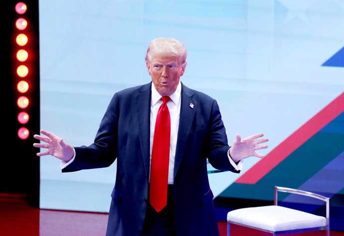 Archivo - 16 October 2024, US, Doral: US former president and Republican presidential candidate, Donald Trump, speaks during the Univision Town Hall 2024 at the Univision Studios in Florida. Photo: Guille Briceno/imageSPACE via ZUMA Press Wire/dpa