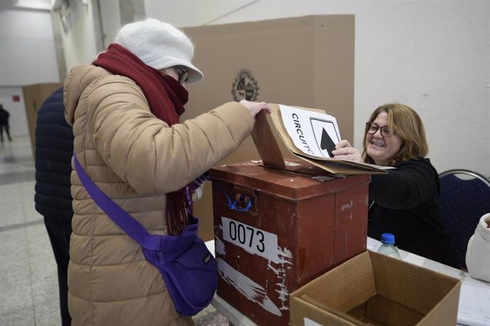 Archivo - Una mujer vota en las elecciones primarias de Uruguay