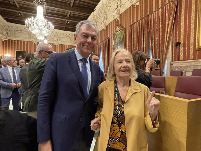 El alcalde de Sevilla, José Luis Sanz, junto a Teresa Barrio Azcutia.