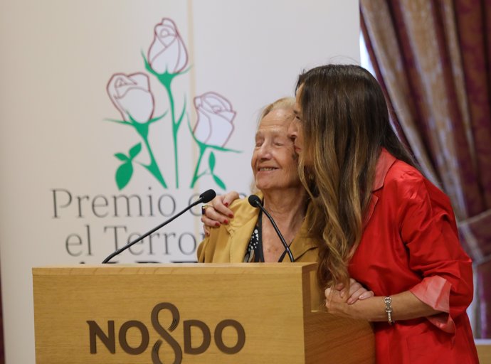 Teresa Barrio Azcutia recibe el premio de la Fundación Jiménez-Becerril.