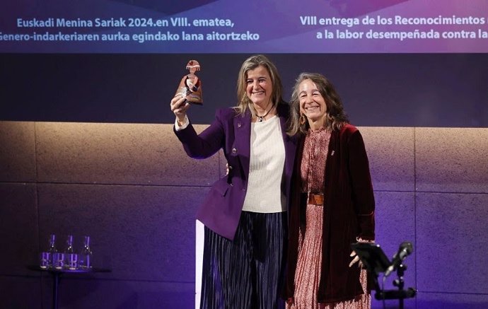 La diputada de Empleo, Cohesión Social e Igualdad, Teresa Laespada, recoge el premio 'Meninas'