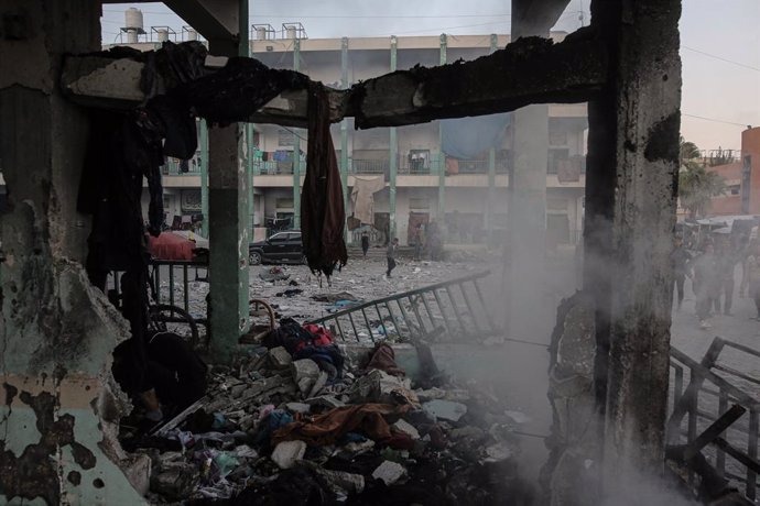 November 20, 2024, Nuseirat, Gaza Strip, Palestinian Territory: Residents inspect the damage after Israeli attacks on Khaled ben El-Walid School of the United Nations Relief and Works Agency for Palestine Refugees (UNRWA) at Nuseirat refugee camp, in Gaza