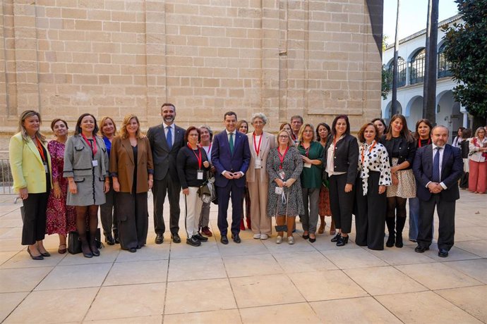 El presidente de la Junta de Andalucía, Juanma Moreno junto al  consejero de Agricultura, Agua y Desarrollo Rural, Ramón Fernández-Pacheco y las asociaciones de mujeres rurales en una foto de grupo. A 6 de noviembre de 2024. (Foto de archivo).