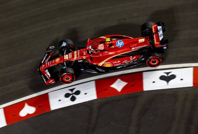 55 SAINZ Carlos (spa), Scuderia Ferrari SF-24, action during the Formula 1 Heineken Silver Las Vegas Grand Prix 2024, 22th round of the 2024 Formula One World Championship from November 21 to 23, 2024 on the Las Vegas Strip Circuit, in Las Vegas, United S