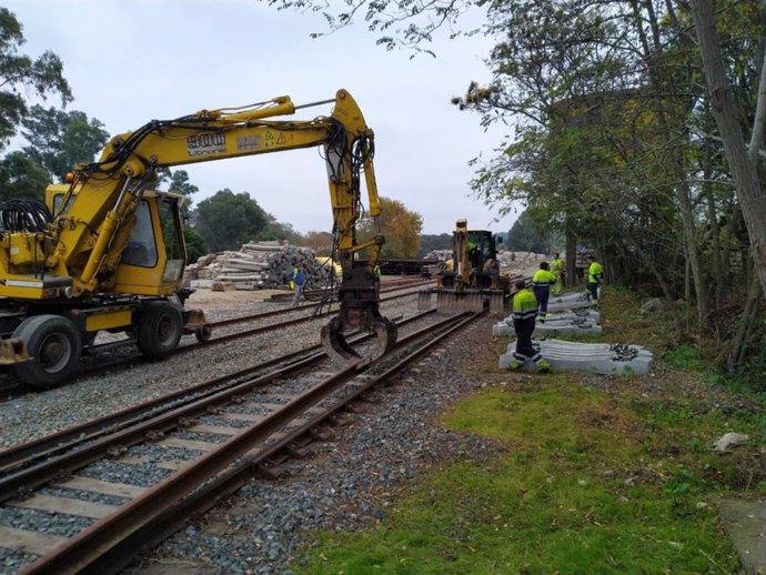 Archivo - Cambio de traviesas en líneas ferroviarias por parte de Adif.