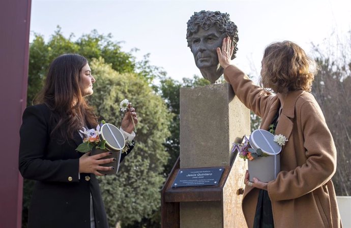 La inauguración del busto de Jesús Quintero el Huelva.