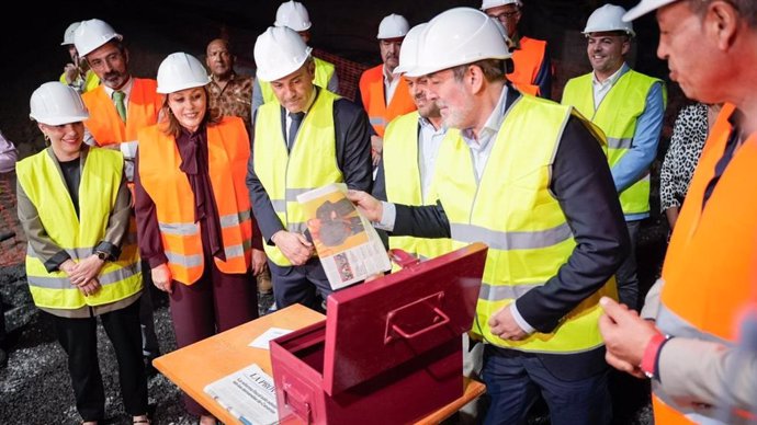 El presidente de Canarias, Fernando Clavijo, en el lugar donde se van a construir las nuevas viviendas de promoción pública en Arrecife (Lanzarote)