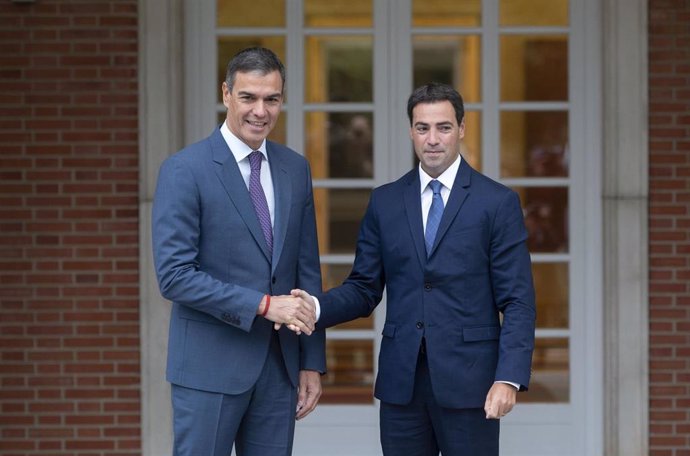 Archivo - El presidente del Gobierno, Pedro Sánchez (i), recibe al lehendakari, Imanol Pradales (d), en el Complejo de La Moncloa, a 20 de septiembre de 2024, en Madrid.