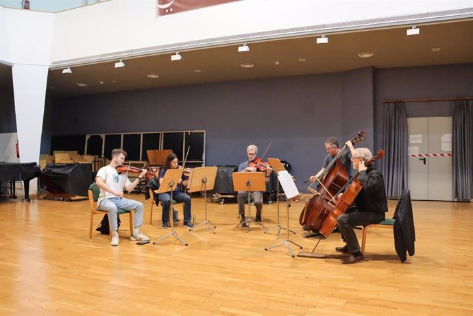 La Real Orquesta Sinfónica de Sevilla ensayando para  su tercer concierto de Cámara con "tradición e innovación" este domingo.