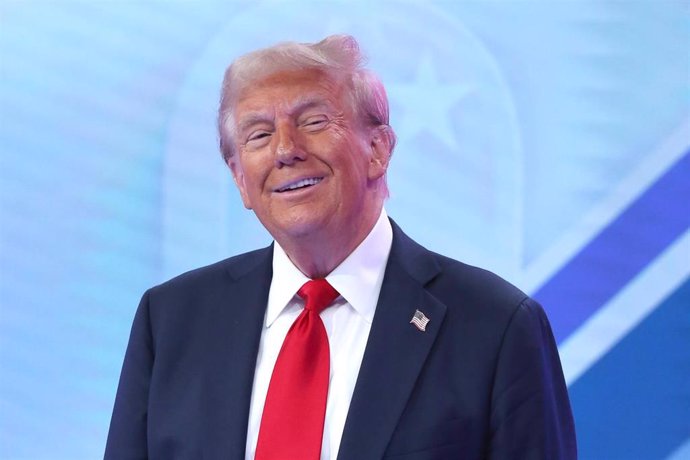 Archivo - 16 October 2024, US, Doral: US former president and Republican presidential candidate, Donald Trump, speaks during the Univision Town Hall 2024 at the Univision Studios in Florida. Photo: Guille Briceno/imageSPACE via ZUMA Press Wire/dpa