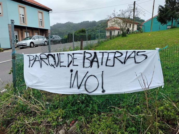 Pancarta rechazando los parques de baterías.