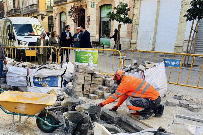 El portavoz municipal del PSOE, Daniel Pérez, junto con ediles socialistas ante obras de calle Carretería