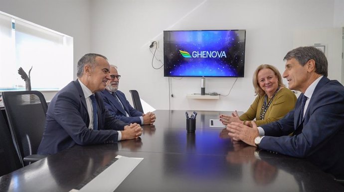 EL delegado del Gobierno de España en Andalucía visita la sede de Ghenova en Sevilla.