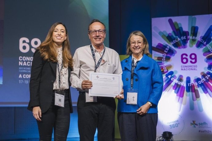 Personal del Servicio de Farmacia del Hospital Nacional de Parapléjicos recibiendo el premio a la mejor comunicación oral enfocada a la Sostenibilidad Ambiental y Agenda 2030 en el Congreso Nacional de la SEFH.