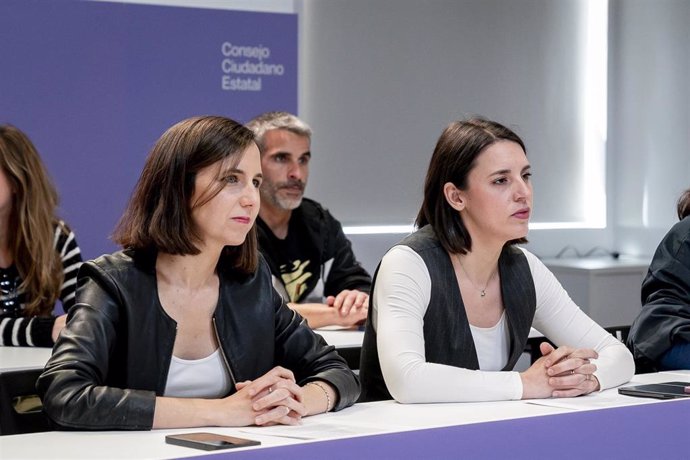 Archivo - La secretaria general de Podemos, Ione Belarra (i), y la secretaria Política de Podemos, Irene Montero (d), durante una reunión del Consejo Ciudadano Estatal de Podemos, en la sede de Podemos, a 17 de mayo de 2024, en Madrid (España). 