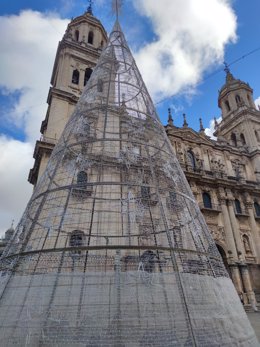 Archivo - Iluminación navideña en la Plaza de Santa María.