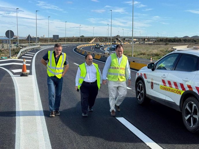 El director general de Carreteras, Francisco Carrillo, visita las obras de mejora del firme de la RM-12.