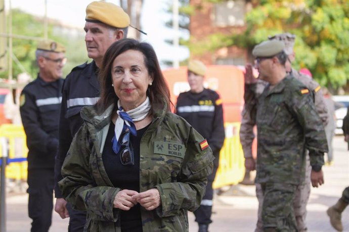 La ministra de Defensa, Margarita Robles, durante su visita a la Base Militar Jaime I en Bétera (Valencia).