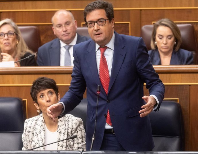 El ministro de Transición Digital y Función Pública, Óscar López, interviene durante una sesión de control al Gobierno, a 20 de noviembre de 2024, en Madrid (España).  
