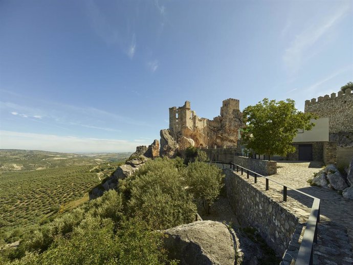 Archivo - El castillo de Zuheros, rodeado de olivares.