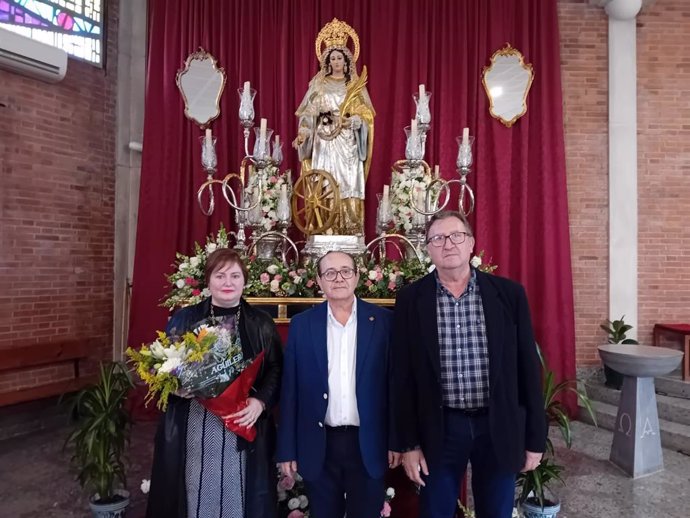 La concejal de Promoción Económica en el Ayuntamiento de Jaén, Carmen Rueda, realiza una ofrenda floral.