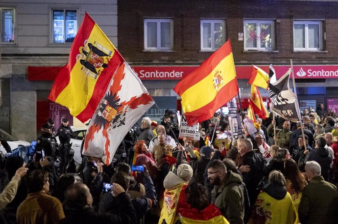 Decenas de personas protestan contra el presidente del Gobierno, Pedro Sánchez, en la calle Ferraz, a 21 de noviembre de 2024, en Madrid (España).