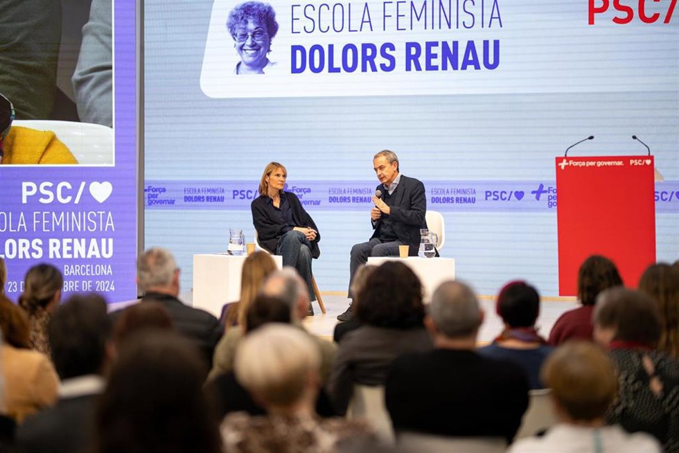 El expresidente del Gobierno, José Luis Rodríguez Zapatero, y la presidenta de la Diputación de Barcelona y viceprimera secretaria del PSC, Llusa Moret, intervienen durante la II Jornada de la Escola Feminista Dolors Renau 2024