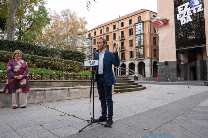 El nuevo presidente del PNV en Bizkaia, Iñigo Ansola, en declaraciones a los medios.