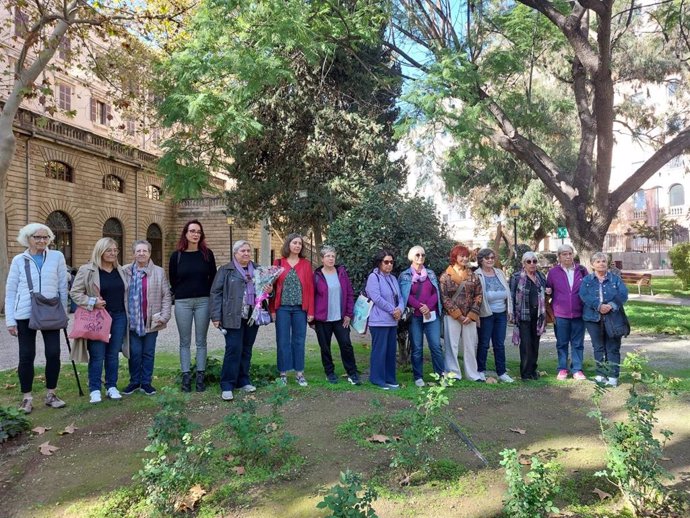 Una quincena de mujeres homenajean en Palma a las asesinadas por violencia de género, una "lacra" que "afecta a todos"