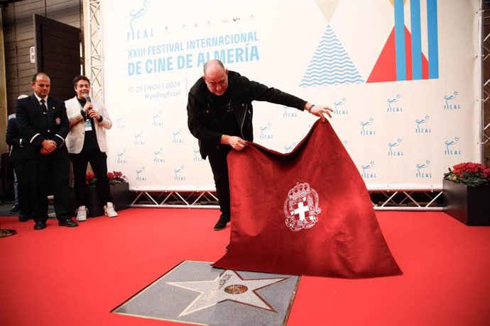 El actor y cineasta Karra Elejalde descubre su estrella en el Paseo de la Fama de Almería como premio 'Almería, tierra de cine'.